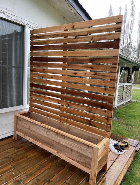 Patio Divider Ideas, Malaysia Garden, Garden Divider, Balcony Privacy Ideas, Privacy Wall On Deck, Diy Backyard Fence, Outdoor Pallet Projects, Front Yard Decor, Garden Boxes Raised