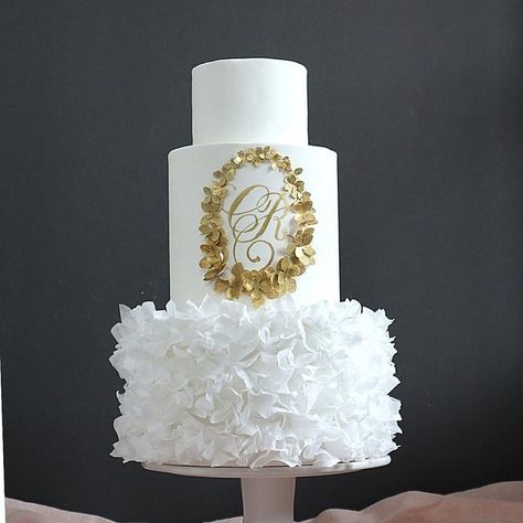 Wafer Paper Tutorial, White And Gold Wedding Cake, Interesting Cakes, Wafer Paper Flowers, Wafer Paper Cake, Edible Lace, Buttercream Cake Decorating, Winter Cake, Ruffle Cake