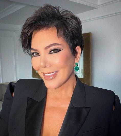 Kris Jenner Haircut, Kris Jenner Hair, Jenner Makeup, Hair Haircuts, Bob Haircuts For Women, Celebrity Lifestyle, Haircut And Color, Kris Jenner, Bob Haircut