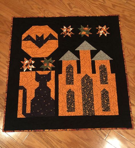 Quilt Along with Pat Sloan | My Haunted Halloween Mystery Quilt is finished and the binding sewn on Quilt Halloween, Fun Watch, Halloween Mystery, Halloween Quilt, Haunted Halloween, Halloween Tableware, Mystery Quilt, Halloween Quilts, Diy Quilt