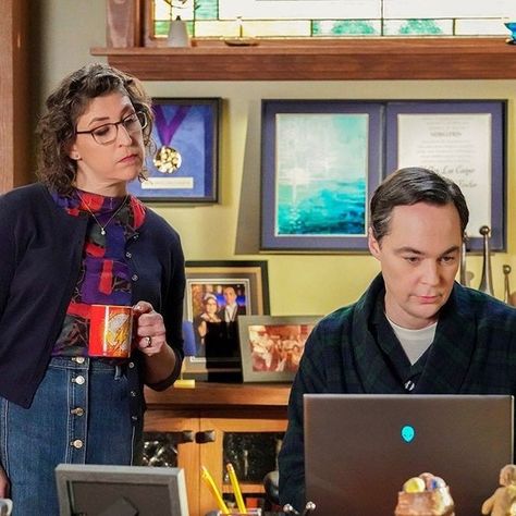 Bazinga! #JimParsons and #MayimBialik will reprise their roles as #TheBigBangTheory’s Sheldon Cooper and Amy Farrah Fowler in the May 16 series finale of prequel series #YoungSheldon. Swipe ➡️ for first look images, and hit the link in bio for more details. Sheldon Cooper And Amy, Amy Farrah Fowler, The Bigbang Theory, Mayim Bialik, Jim Parsons, Sheldon Cooper, Big Bang Theory, Big Bang, First Look