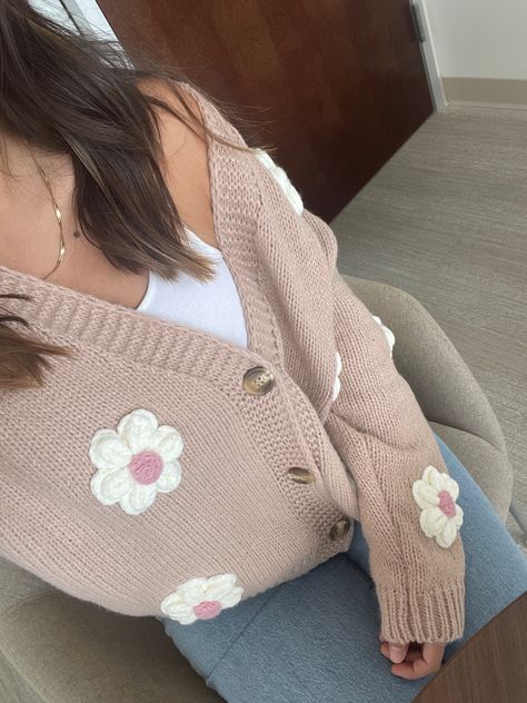 Cozy flower cardigan, fall look, office look, winter outfit, warm outfit, cardigan outfit, casual, cute look, Outfit With Beige Cardigan, Beige Cardigan Outfit Fall, Flower Cardigan Outfit, Office Look Winter, Casual Cardigan Outfits, Cozy Cardigan Outfit, Beige Cardigan Outfit, Cardigan Outfit Casual, Cardigan Outfit Fall