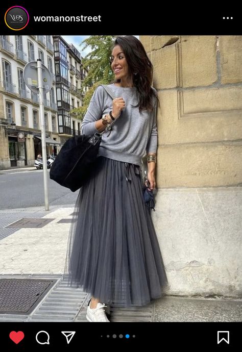 Tulle Skirt Outfits Winter, Grey Tulle Skirt Outfit, Tule Skirt Outfit, Tulle Skirt Outfit Casual Street Style, Black Tulle Skirt Outfit, Tulle Skirt Outfits Casual, Gray Skirt Outfit, Tulle Skirt Outfit, Gray Maxi Skirt