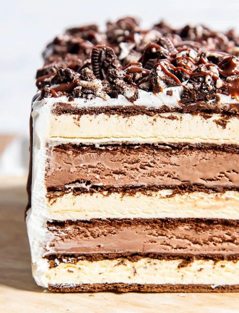 This ice cream sandwich cake is the perfect summer dessert. It's only 5 ingredients, so easy to make, and kids and adults will love it! It's easily customizable, and so delicious! Ice Cream Sandwich Cake Recipe, Ice Cream Sandwich Dessert, Ice Cream Dessert Recipe, Cream Sandwich Cake, Vanilla Ice Cream Sandwich, Easy Ice Cream Cake, Ice Cream Sandwich Cake, Ice Cream Cake Recipe, Homemade Cheesecake