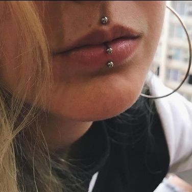 Lip Piercing Ring Middle, Upper Lip Piercing Medusa, Labret Hoop Piercing Lips, Center Lip Piercing Hoop, Piercing Bouche, Lip Piercing Labret, Labrith Lip Piercing, Labret Ring, Vertical Labret Piercing