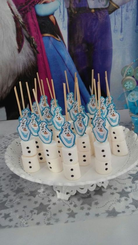 Diy Frozen Theme Cake, Frozen Theme Rice Krispie Treats, Winter Outdoor Birthday Party, Frozen Birthday Cupcake Ideas, Frozen Party Ideas Food, Winter 3rd Birthday Party Ideas, Frozen Theme Food, Frozen Toddler Birthday Party, Frozen Cupcake Ideas