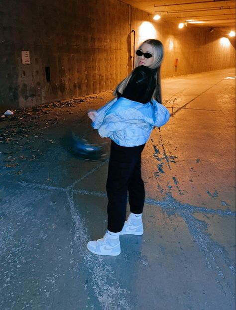 Stage Haze Jordans Outfit, Hyper Royal Jordan 1 Outfit, Jordan 1 Hyper Royal Outfit, Jordans Outfit Womens, Outfit Tenis, Jordan Outfits Womens, Jordan 1 Outfit Women, Jordan 1 Outfit, Mode Emo