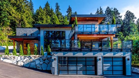 The Daily Beast presents a look at one of the most insane houses in the world. Industrial Style House, Cheap Houses For Sale, Vancouver House, Canada House, Townhouse For Rent, Open Staircase, Canada Photos, Cheap Houses, Floor To Ceiling Windows