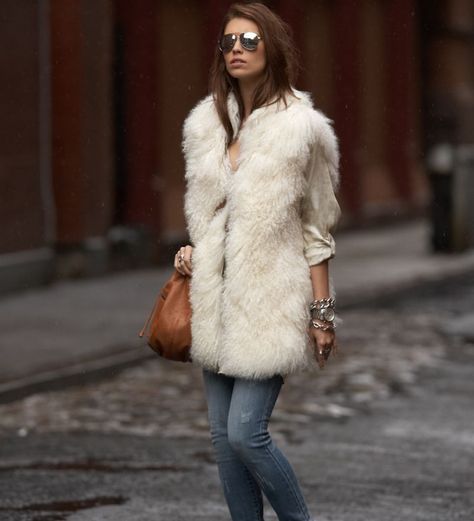 for long fur vests White Fur Vest Outfit, Vest Street Style, White Fur Vest, Cold Wear, Cozy Clothes, Fabulous Style, White Fur, Cozy Outfit, Fashion Winter