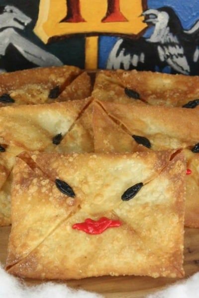 MADE THIS...cheese quesadillas that look like howlers....fun! Hogwarts Feast, Harry Potter Food Ideas, Harry Potter Recipes, Paleo Pumpkin Recipes, Harry Potter Party Ideas, Pumpkin Casserole, Halloween Cake Recipes, Chocolate Frogs, Cheese Quesadillas