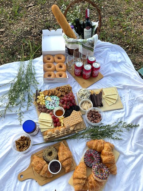 Cheese Board Picnic Ideas, Picnic Food Charcuterie, Bored Night Food, Cute Simple Picnic Ideas, Picnic Arrangement Ideas, Sunset Charcuterie Board, Picnic Tray Ideas, Charcuterie Board Beach Picnic, Simple Picnic Setup Ideas