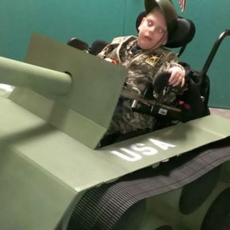 Not many kids get their own army tank to trick-or-treat in, but for six-year-old Jake, his stepdad makes it happen. http://www.usatoday.com/story/news/nation-now/2014/10/27/colorado-dad-halloween-costumes-son-wheelchair/18036917/ Wheelchair Costumes, Epic Halloween Costumes, Epic Costumes, Farmhouse Master, Halloween This Year, Cool Halloween Costumes, Cs Go, Edgy Memes, Wheelchair