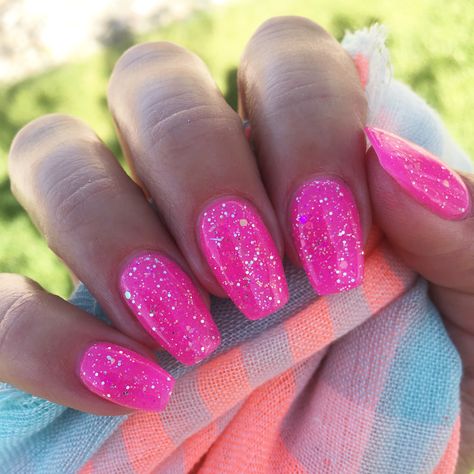 Cute Summer Nail Colors, Barbie Nails Pink, Pink Sparkly Nails, Powder Glitter Nails, Bright Pink Nails, Hoco Nails, The Trend Spotter, Summer Nail Colors, Pink Glitter Nails