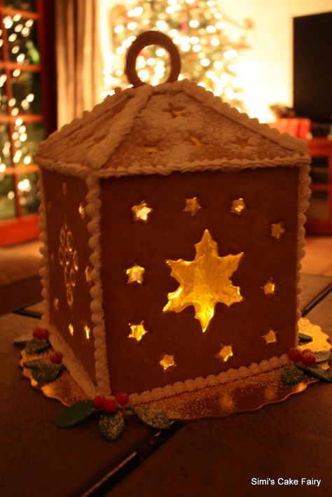 Gingerbread Lantern Gingerbread Lantern, Gingerbread House Cookies, Christmas Biscuits, Fantasy Cake, Ricotta Cake, Lantern Ideas, Christmas Gingerbread House, Gingerbread Houses, Christmas Mood