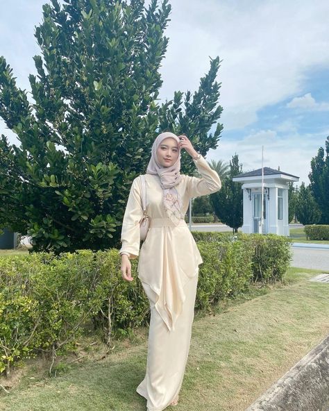 Baju Bridesmaid Hijab, Malaysian Dress, Bridesmaid Dresses Hijab, Silk Dresses Outfit, Army Outfit, Kebaya Modern Dress, Model Gamis, Dress Pesta, Modest Fashion Hijab