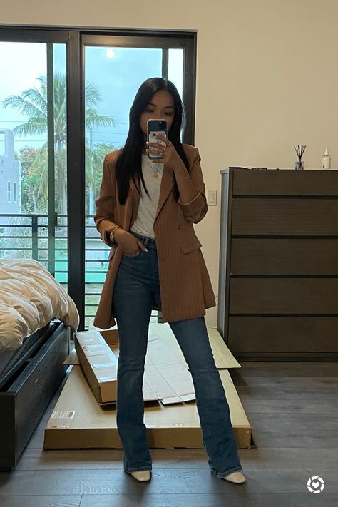 Casual Outfits For Meeting, Business Casual With Flare Jeans, Blazer And Jeans Outfit Professional, Bootcut Jeans Business Casual, Flare Jean Work Outfits, Business Outfits Jeans, Business Outfit With Jeans, Flare Jeans With Blazer Outfit, Business Casual Bootcut Jeans