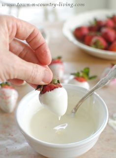 White Chocolate Covered Strawberries, Valentines Recipes Desserts, White Chocolate Covered, Blackberry Syrup, Dipped Strawberries, Strawberry Mousse, Low Carb Cheesecake, Valentine Desserts, Strawberry Dip