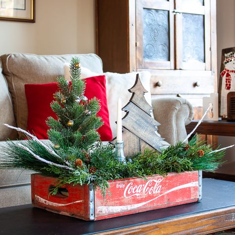 Centerpiece Coke Crate Ideas, Christmas Coffee Table Decor Ideas, Christmas Coffee Table, Table Decor Vintage, Crate Decor, Christmas Coffee Table Decor, Table For Christmas, Coffee Table Decor Ideas, Vintage Coke