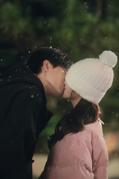 Snow Kiss, Zhang Lurang, Zhang Miao Yi, Zhou Yiran, Drama Fever, Hugging Couple, All Korean Drama, Best Dramas, Snapchat Picture