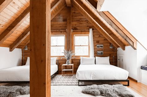 17 Airbnb Cabins With the Most Inspiring Rustic Style Airbnb Cabins, Airbnb Cabin, 1800s Home, Airbnb Ideas, Dream Cabin, Attic Room, Modern Rustic Homes, Vacation Cabin, English Cottage Style