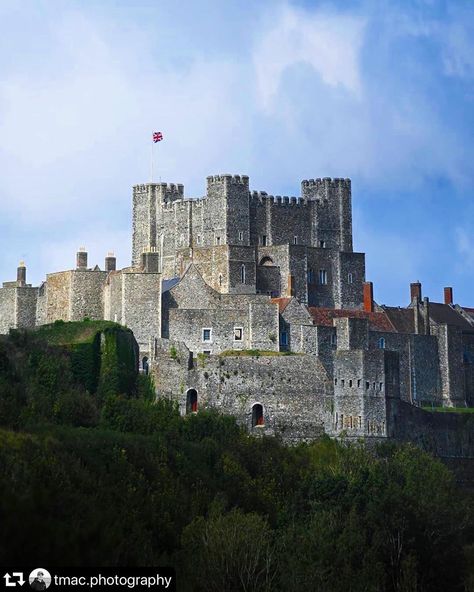 https://www.instagram.com/p/CESCkr3HTWE/?igshid=yjs3pg7growk Enchanted Castles, Castle England, Star Fort, Dover Castle, British Castles, England Countryside, Castle Pictures, Castle Mansion, Kent England