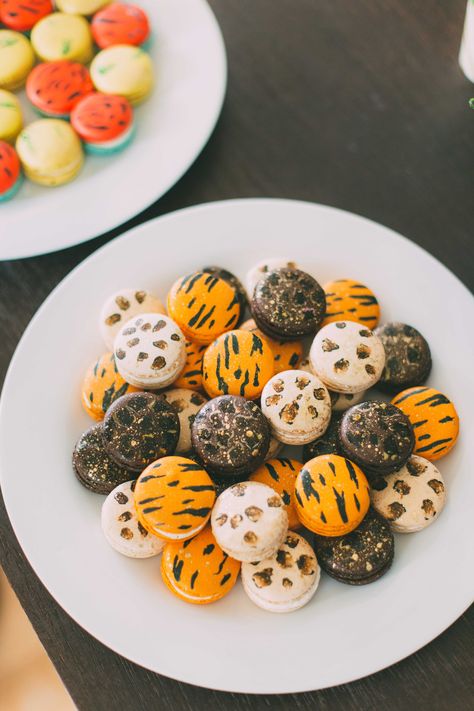 Jungle Party Desserts, Safari Desserts, Safari Macarons, Adult Safari Party, Safari Party Foods, Jungle Theme Birthday Party, Lion King Party, Jungle Safari Party, Jungle Birthday Party