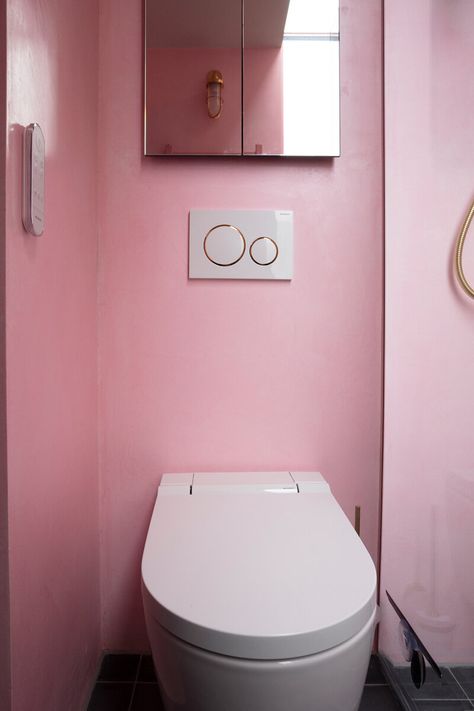 Pink bathroom with Geberit AquaClean Sela shower toilet and gold Sigma20 flush plate Wallpaper Toilet, Pink Powder Room, Aphrodite Cabin, Big Boots, The Pink House, Bathroom Big, Shower Toilet, Pink Paradise, Bathroom Showrooms