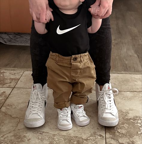 Baby nike outfit ideas Baby Nike Outfits, Nike Outfit Ideas, Baby Nike Outfit, Nike Baby Clothes, Baby Matching Outfits, Nike Outfit, Baby Nike, Crawling Baby, Baby Photoshoot