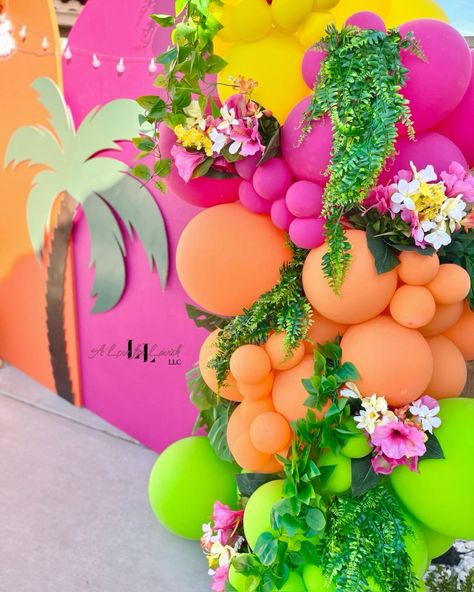 Tropical 40th Birthday Balloon Garland Backyard Fence, Tropical Party Backdrop, Havana Theme Party, Tropical Balloon Garland, Havana Nights Theme, Party Favors Ideas, Coconut Aesthetic, Champagne Wall, Coconut Bowls