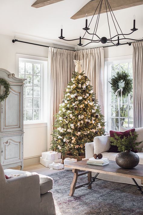 Classic Christmas Living Room Decor White Christmas Tree Decorations, Jenna Sue Design, Jenna Sue, Christmas Living Room, Christmas Tours, Christmas Tablescape, Christmas Living Rooms, Woodland Christmas, A Living Room