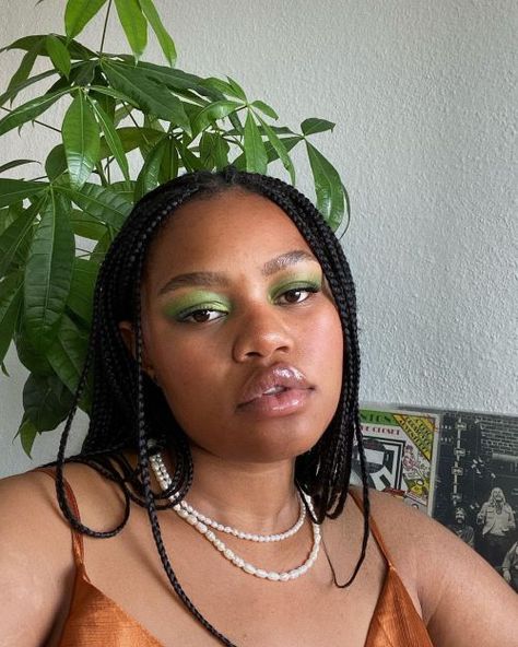 @ru.th.mmbaga Simple Eyeshadow Looks, Summer Makeup Looks, Green Eye, Eye Looks, Green Eyeshadow, Colorful Eye Makeup, Creative Eye Makeup, Wear Green, Summer Makeup