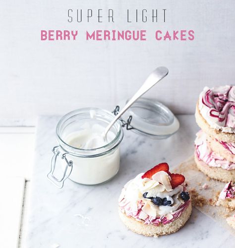 Super Light Berry Meringue Cakes Recipe Yogurt Whipped Cream, Meringue Cake Recipe, Berry Meringue, Sponge Cakes, Meringue Cake, Cake Toppings, How Sweet Eats, Sunday Brunch, Sweets Desserts