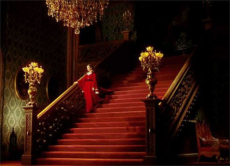 The Classic Scarlett O'Hara Grand Staircase from the film Gone with the Wind Top Paint Colors, Carpet Staircase, Sam Wood, Rhett Butler, Residence Life, Wonder Art, Trending Paint Colors, Tomorrow Is Another Day, Vivien Leigh