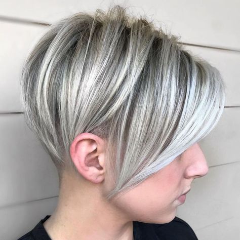 50 Pretty Ideas of Silver Highlights to Try ASAP - Hair Adviser Straight Hair Highlights, White Blonde Highlights, Kort Pixie, Pixie Haircut Ideas, Grey Highlights, Silver Highlights, Long Pixie Cuts, Silver Blonde, Cool Blonde