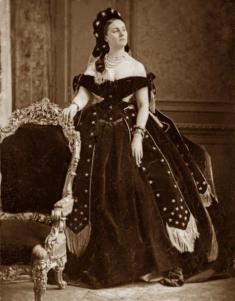 The Countess di Castiglione was famous for her beauty — and her extensive, obsessive documentation of it. Mysterious Selfie, Virginia Oldoini, 1850s Fashion, 1870s Fashion, Victorian Dresses, Victorian Paintings, 1800s Fashion, Antique Portraits, 19th Century Fashion