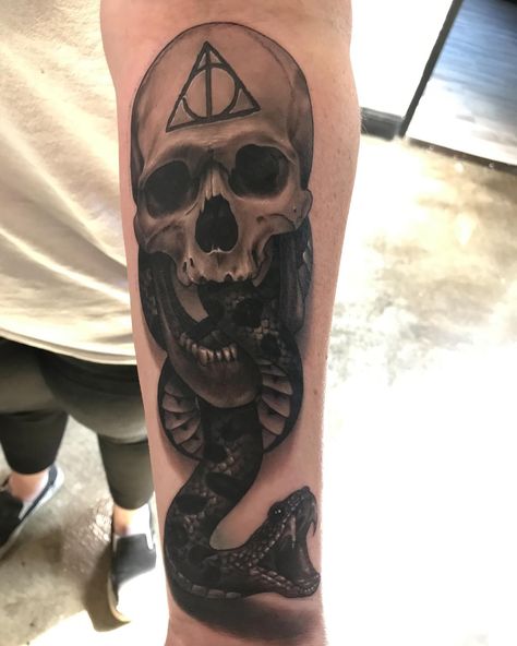 Harry Potter tattoo from a while ago Voldemort Tattoo, Dark Mark Tattoos, Harry Tattoos, Skull And Snake, Skull Art Tattoo, Tatuagem Masculina Pequena, Mark Tattoo, Ghost Tattoo, Snake Tattoo Design