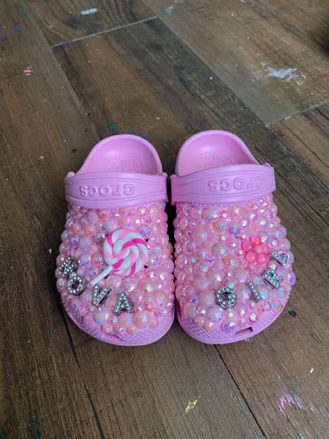 Custom Crocs Diy, Bedazzled Crocs, Designer Crocs, Cool Crocs, Crocs With Charms, Bedazzled Shoes Diy, Cute Uggs, Bedazzled Shoes, Custom Crocs