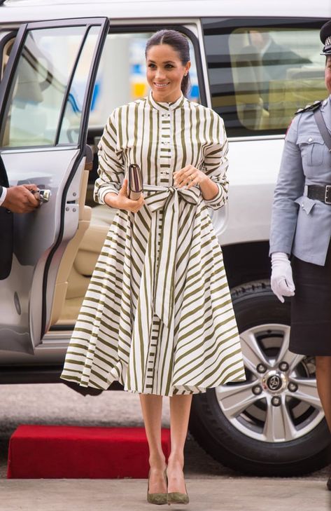 Meghan in Her Wearable Shirtdress in Tonga Estilo Meghan Markle, Expensive Outfits, Suits Actress, Meghan Markle Outfits, Martin Grant, Baby Mode, Vestidos Retro, Meghan Markle Style, Career Fashion