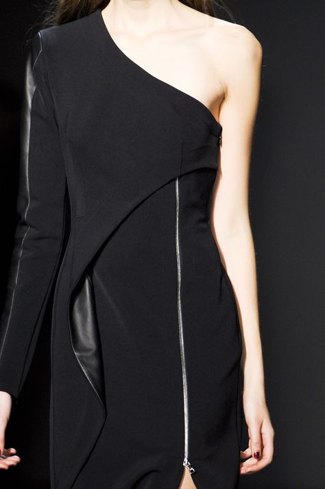 Asymmetric Dress - sleek black fashion details // Yigal Azrouel Fall 2013 New York Fall, Futuristic Fashion, Dark Fashion, Fantasy Fashion, Fashion Details, Alternative Fashion, New York Fashion, Passion For Fashion, Black Fashion