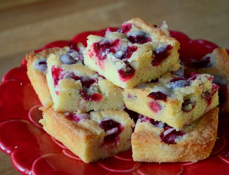 These Cranberry Orange Cake Bars combine fresh cranberry and orange in delicious cake-like bar cookies, an easy addition to holiday celebrations. Orange Blondies, Cranberry Orange Cake, Fresh Cranberry, Cranberry Orange Bread, Seasonal Desserts, Fruit Dessert Recipes, Delicious Thanksgiving, Cranberry Recipes, Fresh Orange