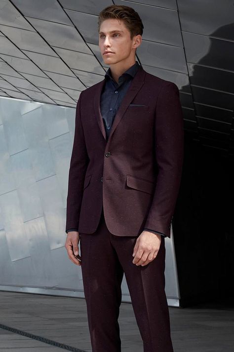 Black And Maroon Suit, Suit Color Combinations, Burgundy Suit Men, Wine Suit, Blazer Men Outfit, London Fashion Week Street Style Men, Dark Red Suit, Black Undershirt, Captain America Suit