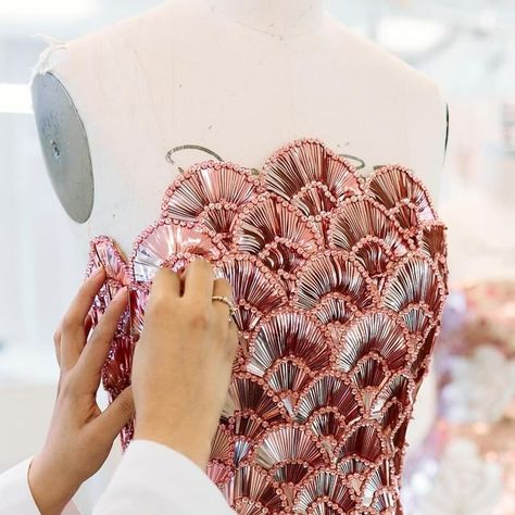 Oscar de la Renta on Instagram: "Rose gold embroidery fans out to create an architectural scallop for the #odlrprespring2025 mini. #odlratelier" Couture Embroidery Designs, Beading On Clothes, Scale Embroidery, Sewing Rhinestones, Water Embroidery, Kachhi Work, Fan Embroidery, Baby African Clothes, Scallop Embroidery