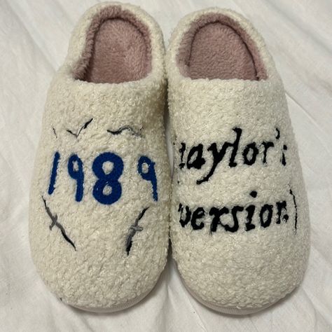 Brand New With Tags Perfect Gift For The Taylor Swift Fan In Your Life (1989, Taylor Swift Merch, Eras Tour, Swiftie) Taylor Swift Shoes, 1989 Taylor Swift, Taylor Swfit, Taylor Swift Merchandise, Taylor Swift Merch, Taylor Swift Fan Club, Taylor Swift Birthday, Cozy Slippers, Comfy Slippers