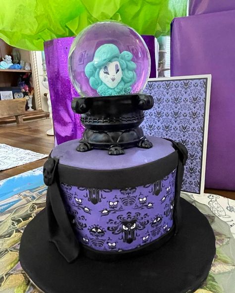 Haunted Mansion Birthday Cake, Haunted Mansion Desserts, Haunted Mansion Cake Disney, Disney's Haunted Mansion Decorations, Haunted Mansion Cake, Haunted Mansion Birthday Invitation, Disney Villain Party Decorations, Spooky Cakes, Villain Party