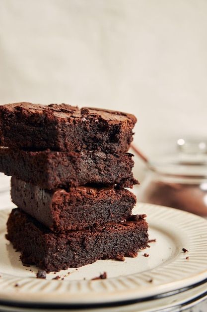 Foto tiro vertical de deliciosos brownie... | Premium Photo #Freepik #photo #sobremesa #doces-caseiros #bolos-doces #bolo-caseiro Premium Photo, Brownies