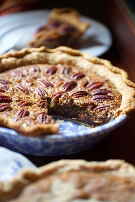 Pecan Pie Recipe Southern Living, Best Thanksgiving Desserts, Bourbon Pecan Pie Recipe, Bourbon Pie, Pecan Pie Recipe Southern, Kentucky Derby Recipes, Southern Pies, Chocolate Chip Pie, Pecan Chocolate