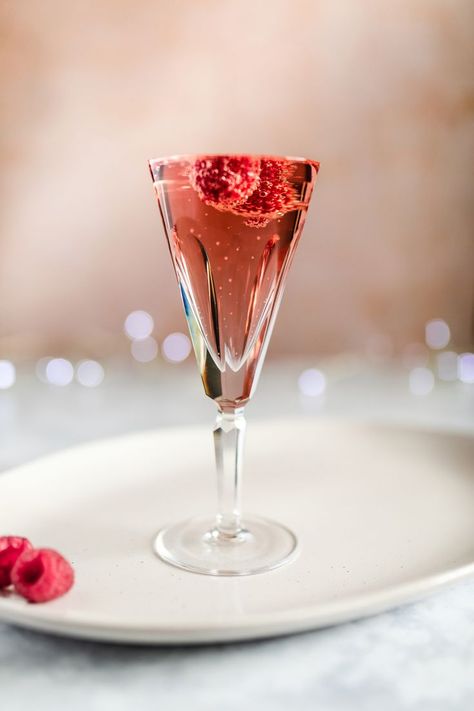 Chambord Cocktails, Classy Cocktails, Drink Syrups, Champagne Cocktails, Raspberry Liqueur, Brunch Cocktails, Champagne Cocktail, Cocktail Recipe, Sparkling Wine