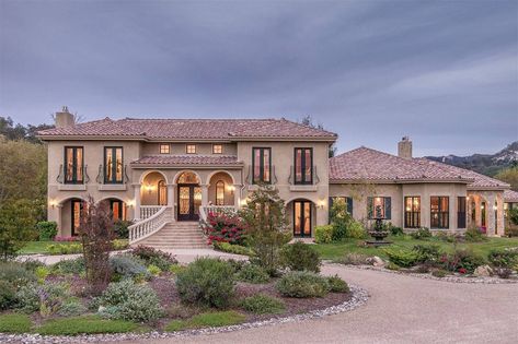 Sotheby's International Realty Vineyard Homes for Sale Vineyard House California, Vineyard Mansion, Italy Mansion, Vineyard Home, Vineyard House, Modern Mediterranean Homes, California Vineyards, Luxury Homes Exterior, Homes In France