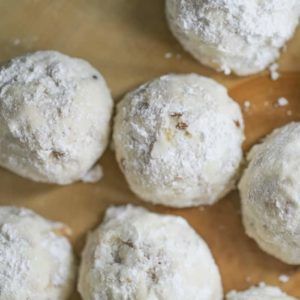 Butter Pecan Snowball Cookies - The Baking ChocolaTess Snowball Cookie, Baked Gifts, Mexican Wedding Cookies Recipes, Russian Tea Cookies, Sand Tarts, Wedding Cookies Recipe, Pecan Balls, Pecan Snowballs, Pecan Snowball Cookies