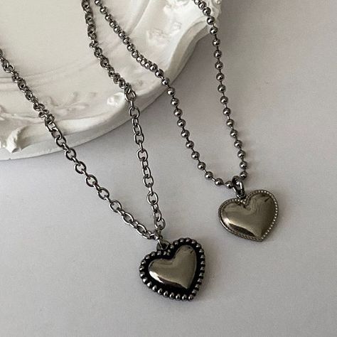 Couple Necklaces Aesthetic, Necklaces Aesthetic, Grunge Couple, Accessory Inspo, Grunge Jewelry, Couple Necklaces, Dope Jewelry, Pretty Jewelry, Matching Jewelry